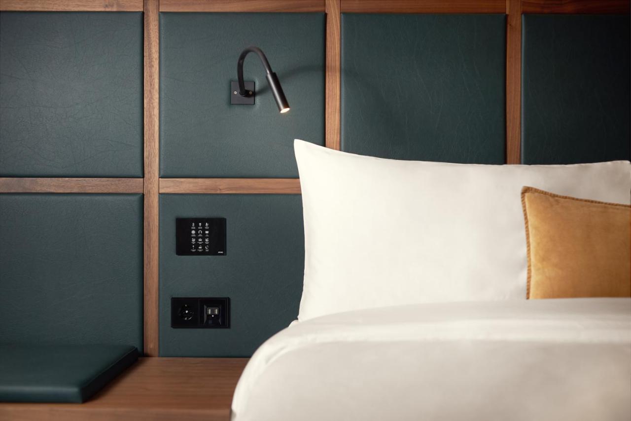 Queen Room without Window