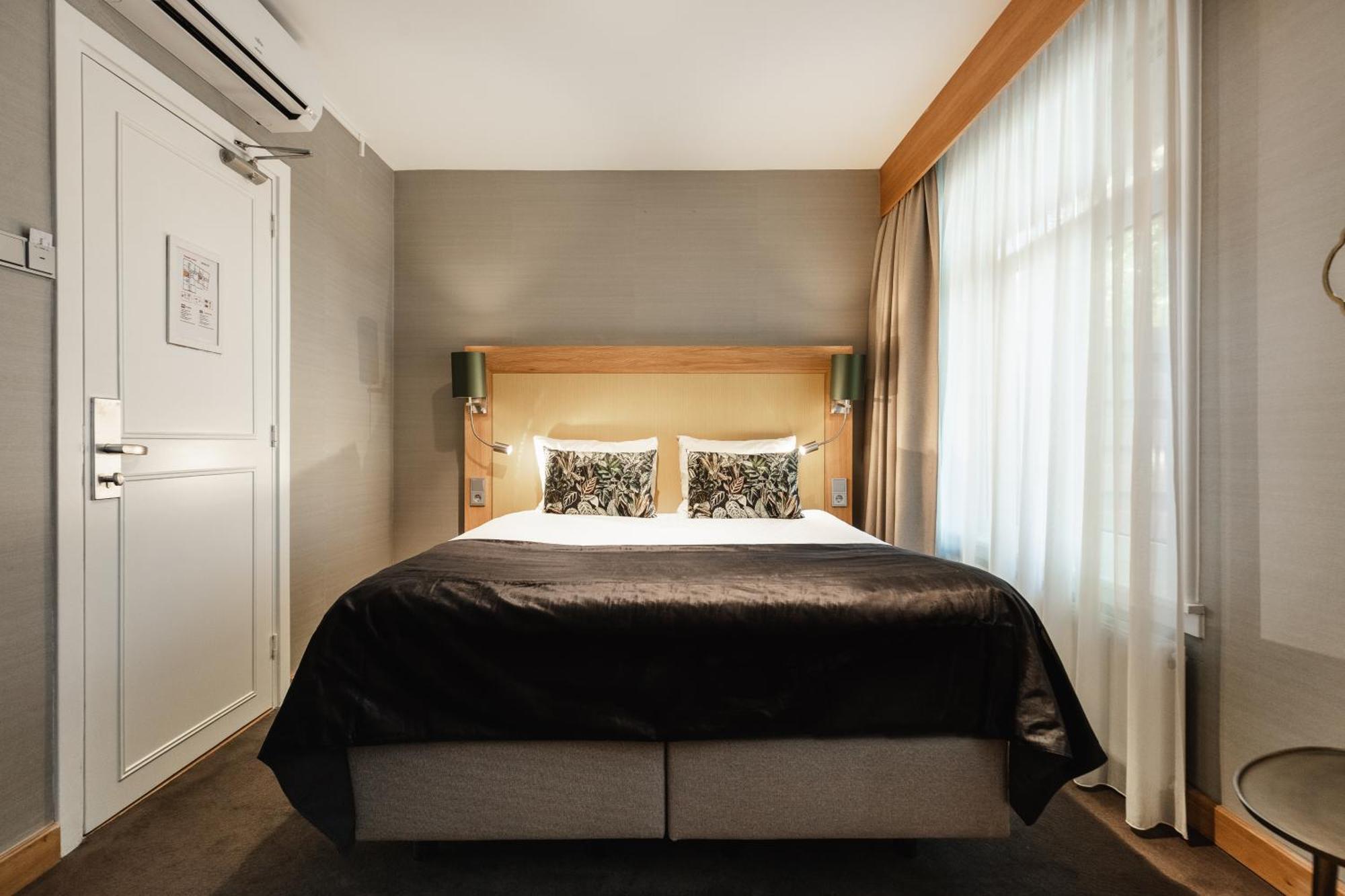 Kleines Zimmer mit Queensize-Bett