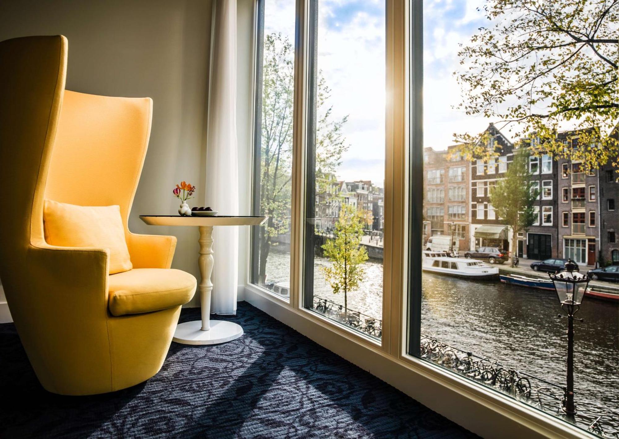 Zimmer mit Queensize-Bett und Kanalblick
