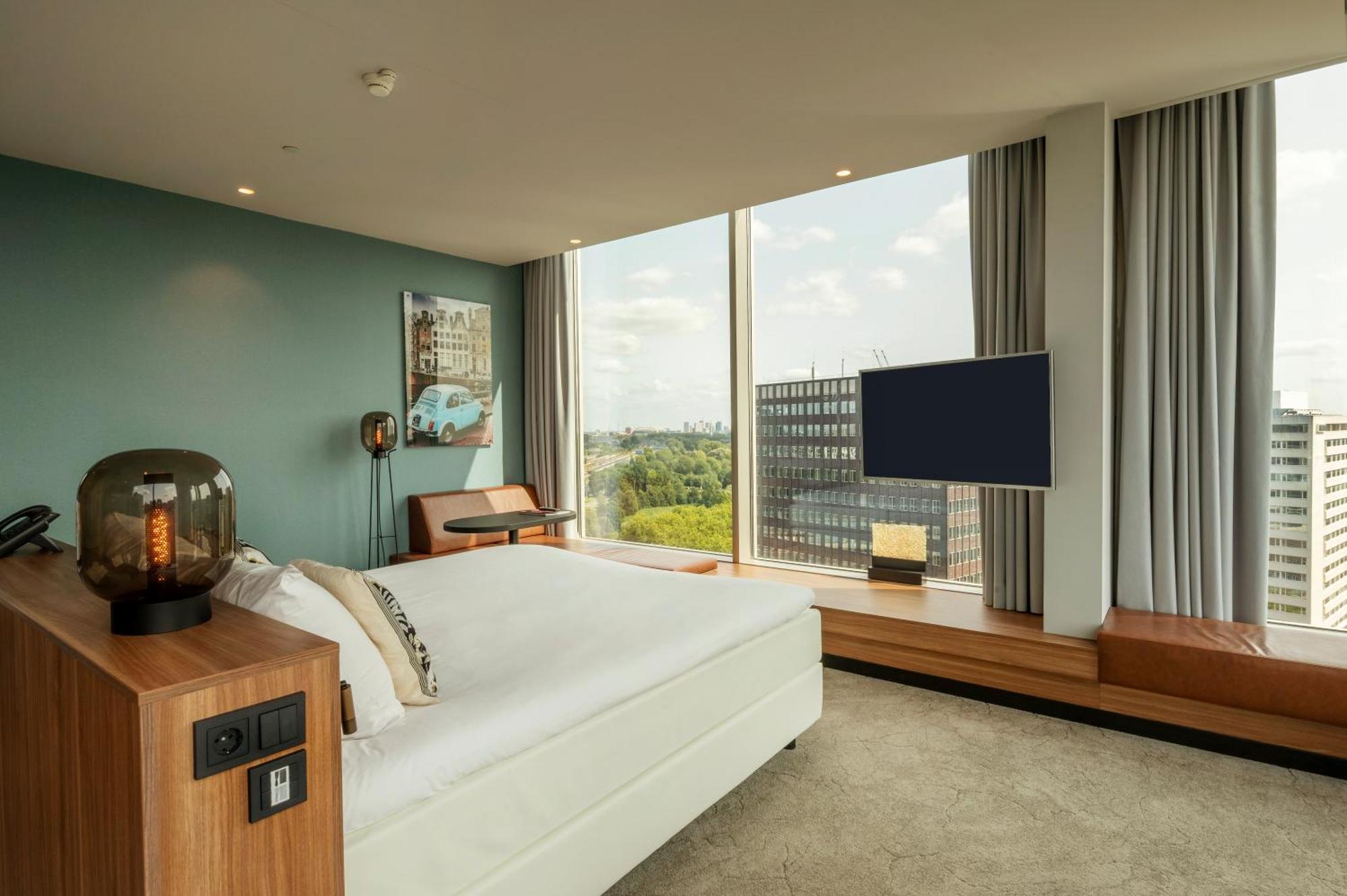 Superior Zimmer mit Kingsize-Bett und Blick auf Zuidas