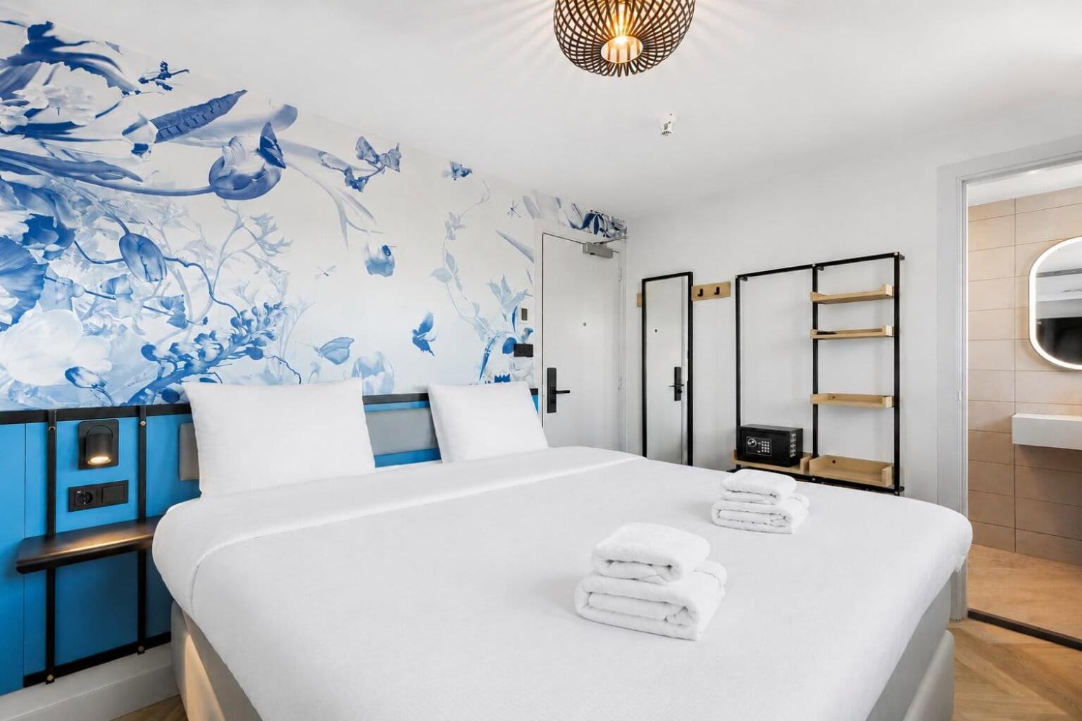 Zimmer mit Kingsize-Bett