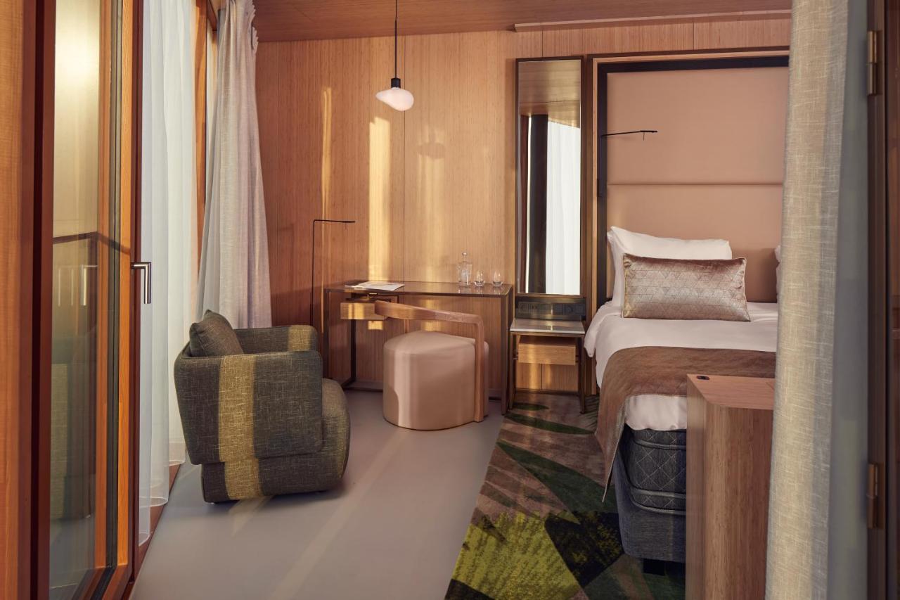 Extra großes Superior Zimmer mit Badewanne, Dusche und Balkon